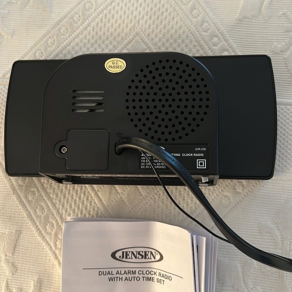 JENSEN DUAL ALARM CLOCK RADIO WITH AUTO TIME SET - Picture 3 of 3